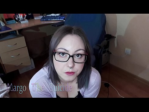 ❤️ 性感的眼镜女孩在镜头前深深地吸吮假阳具 ❤❌ Porno fb❌❤