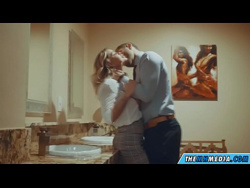 ❤️ 当一个胸大无脑的金发女郎在公共厕所里勾引你时 ❤❌ Porno fb❌❤